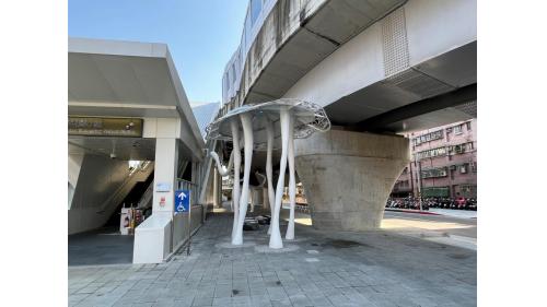 &nbsp;新和國小站編號為K08，位於安和路三段上。陽光運動公園站為高架段車站，為兩側式月台無閘門式車站。