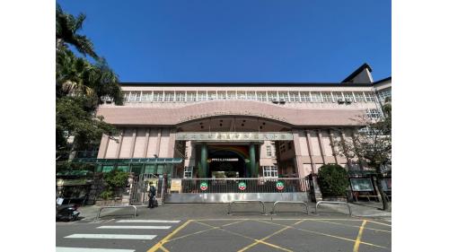 &nbsp;新和國小站編號為K08，位於安和路三段上。車站附近設有新和國小。
