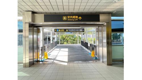 &nbsp;十四張站編號為K09，位於民權路上。本站為安坑輕軌之端點站，也是環狀線之轉乘站。十四張站為高架段車站，為一座島式無閘門式車站，是安坑輕軌中唯一設置詢問處及廁所設施之車站。