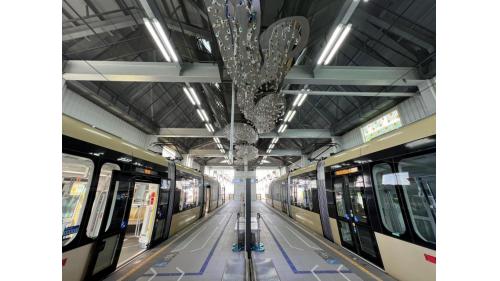 &nbsp;十四張站為高架段車站，為一座島式無閘門式車站，是安坑輕軌中唯一設置詢問處及廁所設施之車站。站內設有公共藝術作品《螢火蟲回家的路》。