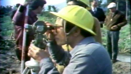 北廻鐵路自1973年12月25日正式動工，南北兩端同時開工，從地型的測量定位到開工，動用了3800多件的大型工程車輛與重機械，開工時初步估計路基土石方在300萬立方公尺以上。【圖/測量定位】
&nbsp;