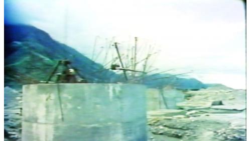 橋梁施工時有兩項重點，一、預防海水鹽份及潮汐之腐蝕，橋樑全部採用鋼筋混凝土結構。二、橋墩、橋台採半重力式，利用重力下沉的原理安放沉箱。【圖/和平大橋施工現場】