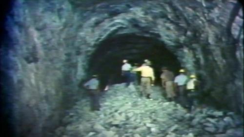 2100公尺的清水隧道，也在1977年12月12日貫通，北迴線最中間2970公尺的和平隧道也貫通了。和平以南的試車情形良好，1979年的2月8日正式開始營運，搶先為東部地方服務。【圖/清水隧道貫通儀式】
&nbsp;