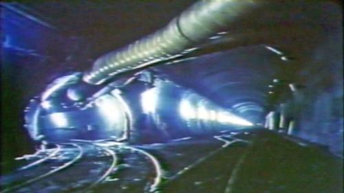 觀音隧道全長7,757公尺，是北迴最長的一座大隧道，曾利用許多方式施工，並且遭遇各種挫折，洞內舖設雙軌並設有全自動的交會車站。【圖/雙軌的觀音隧道】