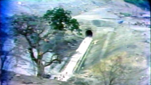 位於蘇花公路下的谷風隧道，在1979年初挖到最後的80公尺時，發現坑道有嚴重的地盤下陷，經過地質專家多次研究改為明挖施工，需挖除70餘萬立方公尺的土方，工區員工除了全部放棄休假，在榮民團隊精神的再一次發揮中，克服的重重困難，達成了完工的要求。【圖/谷風隧道施工現場】