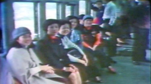 1979年12月25日一聲汽笛聲響徹了整個東部山區，北迴鐵路全線的試車，在國人的矚目中，走上了它的應走的軌道，由大家盼望的眼神中，到處是一片慶祝的鞭炮聲 。曾經出錢捐地的縣民，成為第一次坐上北迴鐵路的貴賓，從蘇澳到花蓮原先4小時的車程，變成1個多小時，串聯台灣東西兩岸的願望終於實現。【圖/第一批搭乘的旅客曾出錢捐地的縣民】