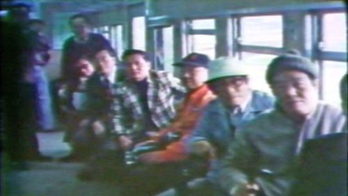 1979年12月25日一聲汽笛聲響徹了整個東部山區，北迴鐵路全線的試車，在國人的矚目中，走上了它的應走的軌道，由大家盼望的眼神中，到處是一片慶祝的鞭炮聲 。曾經出錢捐地的縣民，成為第一次坐上北迴鐵路的貴賓，從蘇澳到花蓮原先4小時的車程，變成1個多小時，串聯台灣東西兩岸的願望終於實現。【圖/第一批搭乘的旅客曾出錢捐地的縣民】