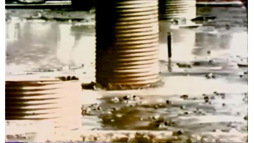 榮工處承辦中鋼建廠初期的工程最重要的施工任務，就是在各重要基礎下打設雷蒙基樁，以負擔未來大鋼廠在鬆軟地層上的壓力。【圖/打設雷蒙基樁】