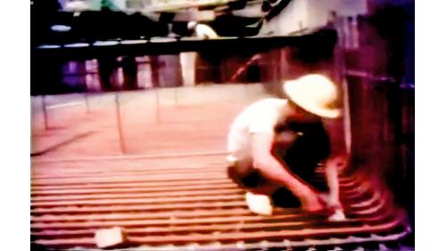 第一階段建廠工程的上部結構工程，占地最廣、面積最大的是鋼板工場，場內的鐵鏽水坑、鐵鏽水溝，也是中鋼所有大廠房中最大最深的地下結構物坑底基礎結構及管線架設等工作，都是在海平面下12公尺施工，非常的不容易。【圖/坑底基礎結構及管線架設】