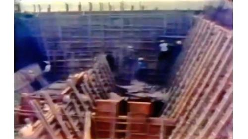煙囪旁的煤倉建築，由於裡面有16個大型漏斗，在模板組立及鋼筋結紮方面，都必須形成設計的傾斜角度，施工上極為困難，幸好在工程人員的精密計算之下，在漏煤槽槽底架起三層木柱，然後在29公尺的高空分四層澆置混凝土，結果這棟全廠除了煙囪之外，最高的建築也就圓滿完成了。