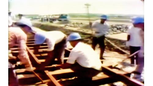 中鋼廠的管線輸送系統是建立在直徑45公分、1487支預立混凝土基樁的基礎上，廠區鐵路系統工程共砌鑄鐵路20公里，於各廠房間及大鋼場四周，有助於廠內原料產品及鐵水的輸送。