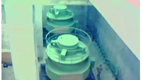 主抽水機室完成以後，施工單位開始進行三台直徑兩公尺的抽水機安裝，這些抽水機每台抽水量可達一小時四萬噸，三台同時使用，只要七個半小時，就可以把塢內大約九十萬噸的水抽出。【圖/抽水機安裝】