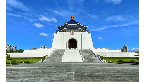 中正紀念堂位於臺北市中正區，是為了紀念中華民國先總統蔣中正而興建，園區內除了紀念堂主體與廣場外，包括大門正面牌樓、門邊兩側國家音樂廳、國家戲劇院、介壽廣場、瞻仰大道、和四周的公園、迴廊，以及兩座側牌樓。
