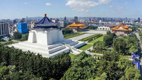 中正紀念堂位於臺北市中正區，是為了紀念中華民國先總統蔣中正而興建，園區內除了紀念堂主體與廣場外，包括大門正面牌樓、門邊兩側國家音樂廳、國家戲劇院、介壽廣場、瞻仰大道、和四周的公園、迴廊，以及兩座側牌樓。