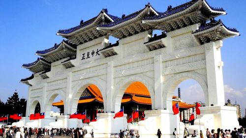 中正紀念堂位於臺北市中正區，是為了紀念中華民國先總統蔣中正而興建，園區內除了紀念堂主體與廣場外，包括大門正面牌樓、門邊兩側國家音樂廳、國家戲劇院、介壽廣場、瞻仰大道、和四周的公園、迴廊，以及兩座側牌樓。