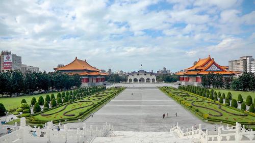中正紀念堂位於臺北市中正區，是為了紀念中華民國先總統蔣中正而興建，園區內除了紀念堂主體與廣場外，包括大門正面牌樓、門邊兩側國家音樂廳、國家戲劇院、介壽廣場、瞻仰大道、和四周的公園、迴廊，以及兩座側牌樓。