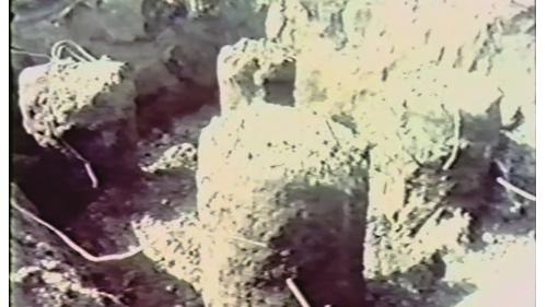 紀念堂整體工程由榮民工程事業管理處承建，於1978年1月15日正式動工。結構體開工之前，先行動工的是基樁部分，採用反循環樁施工法。樁內鋼筋籠的製作是用電焊預鑄的方式，先在工地製作然後再以吊車吊至樁孔內，用分段焊接法將鋼筋籠接長，最後才澆置混凝土。【圖/樁內鋼筋籠的製作】