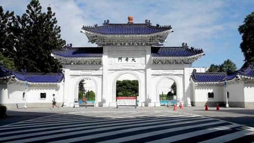 正牌樓高30公尺、寬80公尺，上方題有「大中至正」四字(現為自由廣場)，側牌樓兩座各高14公尺、寬20公尺。正堂屋面加蓋藍色琉璃瓦，以不鏽鋼線繫於掛瓦條上，內部填滿灰漿。【圖/中正紀念堂側牌樓】