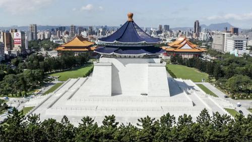 正牌樓高30公尺、寬80公尺，上方題有「大中至正」四字(現為自由廣場)，側牌樓兩座各高14公尺、寬20公尺。正堂屋面加蓋藍色琉璃瓦，以不鏽鋼線繫於掛瓦條上，內部填滿灰漿。【圖/中正紀念堂屋面加蓋藍色琉璃瓦】