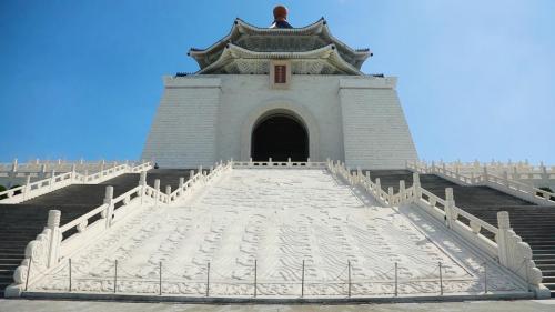 每日整點時亦有衛兵交接儀式，莊嚴肅穆，昔日榮工人辛勤建造，集各項工藝打造而出的中正紀念堂，如今不僅是紀念逝去的偉人，更是台灣聞名國際的觀光景點。