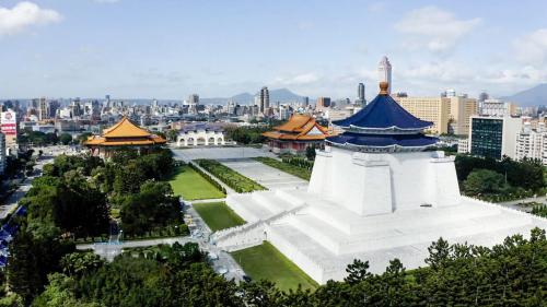 紀念堂四樓的蔣公銅像處，每日整點時亦有衛兵交接儀式，莊嚴肅穆，昔日榮工人辛勤建造，集各項工藝打造而出的中正紀念堂，如今不僅是紀念逝去的偉人，更是台灣聞名國際的觀光景點。
