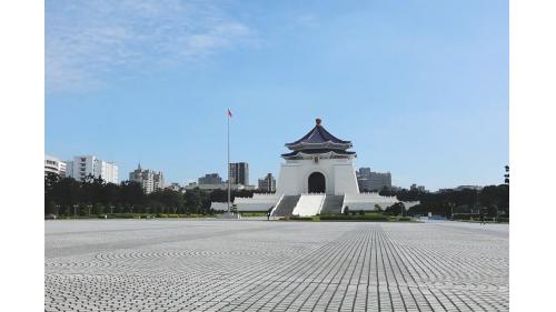 座落於繁忙城市中的中正紀念堂有著不一樣的靜謐氛圍，是民眾隨時可經由捷運抵達的好去處。紀念堂內也不時舉辦各樣展覽，豐富民眾藝文氣息。2007年12月7日牌樓上的「大中至正」四個字，在政府去蔣化的政策下更換成「自由廣場」，但中正紀念堂的丰采依舊。