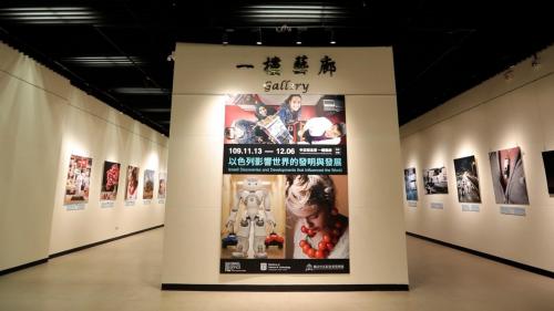 紀念堂一樓設有蔣中正總統文物展示廳，讓人能透過各樣遺留的文物、照片，與辦公室模擬重現等方式，認識蔣中正總統昔日的各樣事蹟。【圖/文物展示廳】