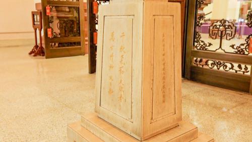 紀念堂一樓設有蔣中正總統文物展示廳，讓人能透過各樣遺留的文物、照片，與辦公室模擬重現等方式，認識蔣中正總統昔日的各樣事蹟。【圖/文物展示廳】