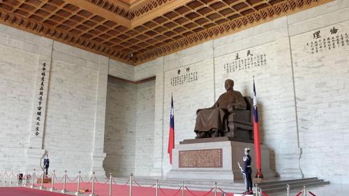 紀念堂四樓的蔣公銅像處，每日整點時亦有衛兵交接儀式，莊嚴肅穆。【圖/蔣公銅像】