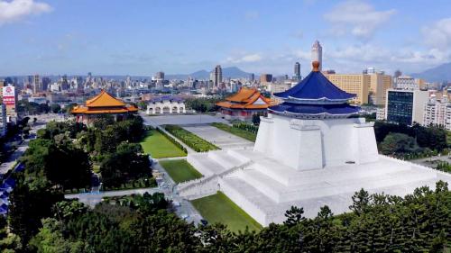 臺灣首座國家級的文化園區兩廳院，國家戲劇院以及國家音樂廳與藍瓦白牆的中正紀念堂相互輝映。金黃琉璃瓦屋面、朱紅色的廊柱羅列、顏色斑爛的斗拱、廡殿頂(國家戲劇院)、重檐歇山頂(國家音樂廳)、中國傳統的明清殿堂型式，在古代只有王公貴族才能使用的建築，如今卻是人人都可以親臨的藝術殿堂。