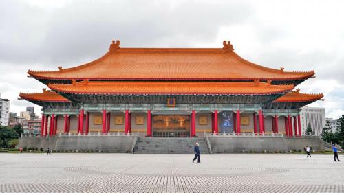 臺灣首座國家級的文化園區兩廳院，國家戲劇院以及國家音樂廳與藍瓦白牆的中正紀念堂相互輝映。金黃琉璃瓦屋面、朱紅色的廊柱羅列、顏色斑爛的斗拱、廡殿頂(國家戲劇院)、重檐歇山頂(國家音樂廳)、中國傳統的明清殿堂型式，在古代只有王公貴族才能使用的建築，如今卻是人人都可以親臨的藝術殿堂。【圖/國家戲劇院】