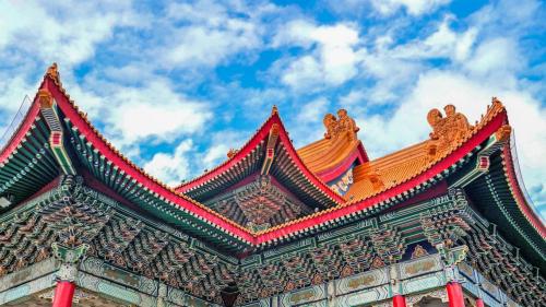 臺灣首座國家級的文化園區兩廳院，國家戲劇院以及國家音樂廳與藍瓦白牆的中正紀念堂相互輝映。金黃琉璃瓦屋面、朱紅色的廊柱羅列、顏色斑爛的斗拱、廡殿頂(國家戲劇院)、重檐歇山頂(國家音樂廳)、中國傳統的明清殿堂型式，在古代只有王公貴族才能使用的建築，如今卻是人人都可以親臨的藝術殿堂。