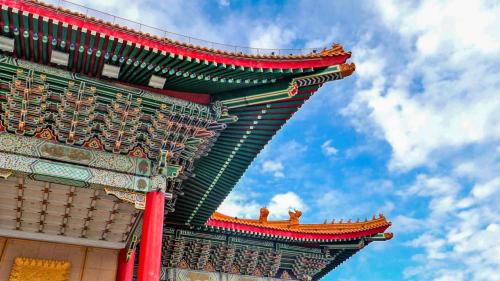 臺灣首座國家級的文化園區兩廳院，國家戲劇院以及國家音樂廳與藍瓦白牆的中正紀念堂相互輝映。金黃琉璃瓦屋面、朱紅色的廊柱羅列、顏色斑爛的斗拱、廡殿頂(國家戲劇院)、重檐歇山頂(國家音樂廳)、中國傳統的明清殿堂型式，在古代只有王公貴族才能使用的建築，如今卻是人人都可以親臨的藝術殿堂。【圖/顏色斑爛的斗】