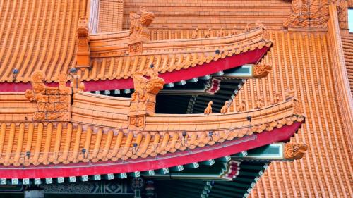 臺灣首座國家級的文化園區兩廳院，國家戲劇院以及國家音樂廳與藍瓦白牆的中正紀念堂相互輝映。金黃琉璃瓦屋面、朱紅色的廊柱羅列、顏色斑爛的斗拱、廡殿頂(國家戲劇院)、重檐歇山頂(國家音樂廳)、中國傳統的明清殿堂型式，在古代只有王公貴族才能使用的建築，如今卻是人人都可以親臨的藝術殿堂。【圖/金黃琉璃瓦屋面】