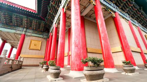 臺灣首座國家級的文化園區兩廳院，國家戲劇院以及國家音樂廳與藍瓦白牆的中正紀念堂相互輝映。金黃琉璃瓦屋面、朱紅色的廊柱羅列、顏色斑爛的斗拱、廡殿頂(國家戲劇院)、重檐歇山頂(國家音樂廳)、中國傳統的明清殿堂型式，在古代只有王公貴族才能使用的建築，如今卻是人人都可以親臨的藝術殿堂。【圖/朱紅色的廊柱】