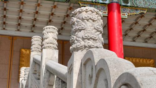 臺灣首座國家級的文化園區兩廳院，國家戲劇院以及國家音樂廳與藍瓦白牆的中正紀念堂相互輝映。金黃琉璃瓦屋面、朱紅色的廊柱羅列、顏色斑爛的斗拱、廡殿頂(國家戲劇院)、重檐歇山頂(國家音樂廳)、中國傳統的明清殿堂型式，在古代只有王公貴族才能使用的建築，如今卻是人人都可以親臨的藝術殿堂。