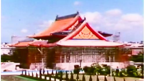 屋面上有特別設計的排煙口，傳統歇山式建築的屋頂兩端有山牆，牆上有巨型浮雕圖案，顯示出傳統的圖紋之美，這些都是由細工粉砌而成的。【圖/傳統歇山式建築屋頂兩端山牆】