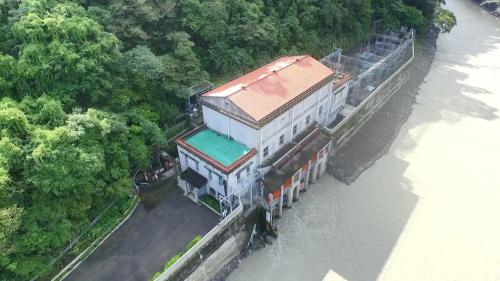 新店溪烏來電廠：烏來發電廠的外觀有如一艘行駛於大洋中的軍艦