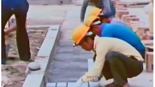 兩廳院間的廣場上的地坪全部鋪設御影石，這些御影石以深淺不同的顏色，拚成特殊設計的圖案，並且以其質感和兩廳院的石牆互相輝映。