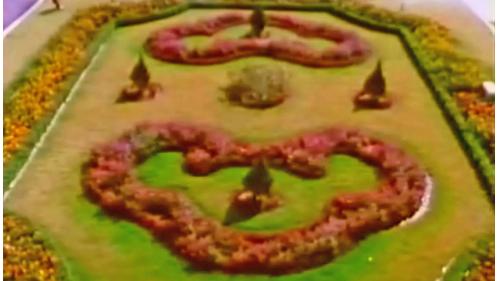 兩廳院外的花圃庭園，建築基座旁的出水龍頭飾物、特殊設計的夜間投光燈座以及角亭等，在在顯示出兩廳院內部裝修與外在環境的和諧，其設計與施工要求都同樣的嚴謹，這也都是榮工處致力於裝修工程上所追求的真善美。【圖/廳院外的花圃庭園】