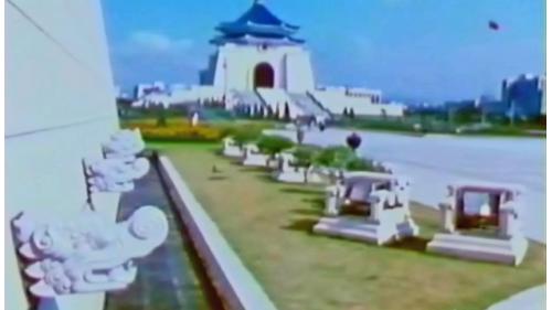 兩廳院外的花圃庭園，建築基座旁的出水龍頭飾物、特殊設計的夜間投光燈座以及角亭等，在在顯示出兩廳院內部裝修與外在環境的和諧，其設計與施工要求都同樣的嚴謹，這也都是榮工處致力於裝修工程上所追求的真善美。【圖/建築基座旁的出水龍頭飾物】