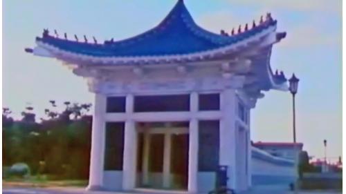兩廳院外的花圃庭園，建築基座旁的出水龍頭飾物、特殊設計的夜間投光燈座以及角亭等，在在顯示出兩廳院內部裝修與外在環境的和諧，其設計與施工要求都同樣的嚴謹，這也都是榮工處致力於裝修工程上所追求的真善美。【圖/角亭】