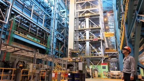 榮工處共完成中鋼建廠第二階段土木工程十六個工場以及以後再追加之東區場區道路、軋輥再硬化設備基礎、扁鋼胚露儲區土木工程等項，第二階段程施工面積廣達90餘公頃，均先後於1982年6月全部完工。【圖/一座一貫作業的大煉鋼廠】
