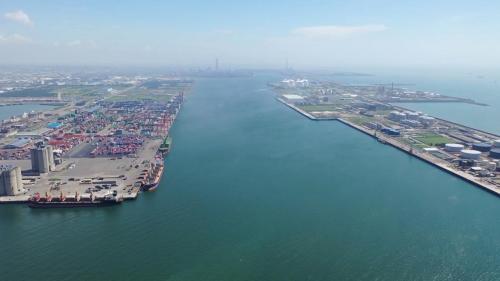 台中港第二期建港工程有三部份，計為外廓堤防、港埠碼頭與浚填工程。外廓部份於1980年秋季提前完工，港埠碼頭於1979年9月22日提前完成，浚填工程於1979年8月完成。第三期工程是繼二期完工後的三年八個月完成任務。【圖/台中港第三期工程】