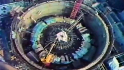 核能二廠土木工程是延續十項建設未完成之部份工作，含第一部機反應器間結構與第二部機反應器間結構，均提前於1981年10月完工，於1983年3月16日起正式進入商業運轉。【圖/核能二廠施工影像】