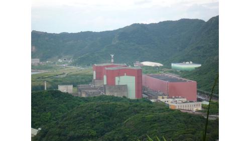 核能二廠土木工程是延續十項建設未完成之部份工作，含第一部機反應器間結構與第二部機反應器間結構，均提前於1981年10月完工，於1983年3月16日起正式進入商業運轉。【圖/位於萬里區的核能二廠(國聖發電廠)】
