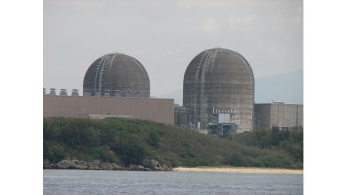 核能三廠工程主要以廠房以外之循環水路等工程為核心，自1978年7月開工至1984年3月中旬全部完工，施工工期長達六年多，所完成之工作項目多達五十八項。【圖/位於欞春的核能三廠】