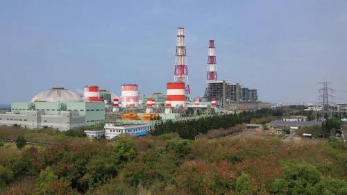興達電廠位於高雄縣永安鄉與茄定鄉毗連之海邊，造地一百廿公頃，所完成四部機組發電量為二百萬瓩。榮工處自1978年8月開工，抽砂造地填築廠房用地，至1987年7月完成一至四部機建廠土木工程，分別交由業方台電完成裝機開始商業運轉。【圖/興達火力電廠】