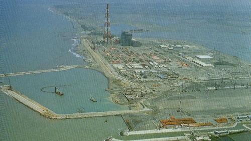 興達電廠位於高雄縣永安鄉與茄定鄉毗連之海邊，造地一百廿公頃，所完成四部機組發電量為二百萬瓩。榮工處自1978年8月開工，抽砂造地填築廠房用地，至1987年7月完成一至四部機建廠土木工程，分別交由業方台電完成裝機開始商業運轉。【圖/建造中的興達火力電廠】