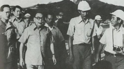 八斗子漁港位於基隆北濱公路北端起點，榮工處自1975年9月至1985年11月分兩期施工，共歷十年又兩月提前完工。八斗子漁港共興建東外廓堤防、西內防波堤以及一千七百餘公尺之碼頭，可容納廿噸級的漁船一千二百艘。並建造漁市場一處、卸漁場七區、辦公大樓一處、港區道路、排水給水與照明以及碼頭燈塔等項。已成為本省東北部地區最大的專業漁場。【圖/蔣前院長經國先生巡視八斗子漁港工程】